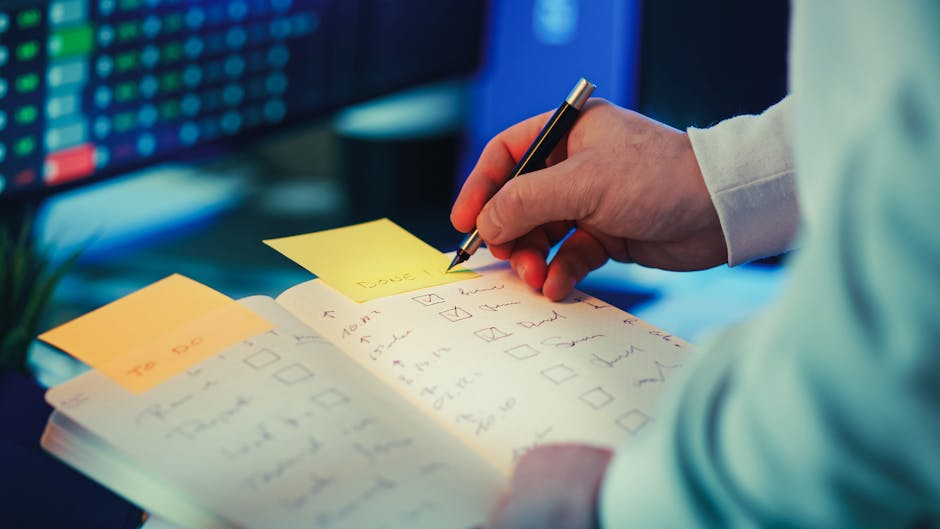 Cuaderno y checklist sobre mesa de trabajo